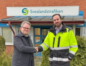 Tenix and Svelandstrafiken shaking hands on the Tenix deal