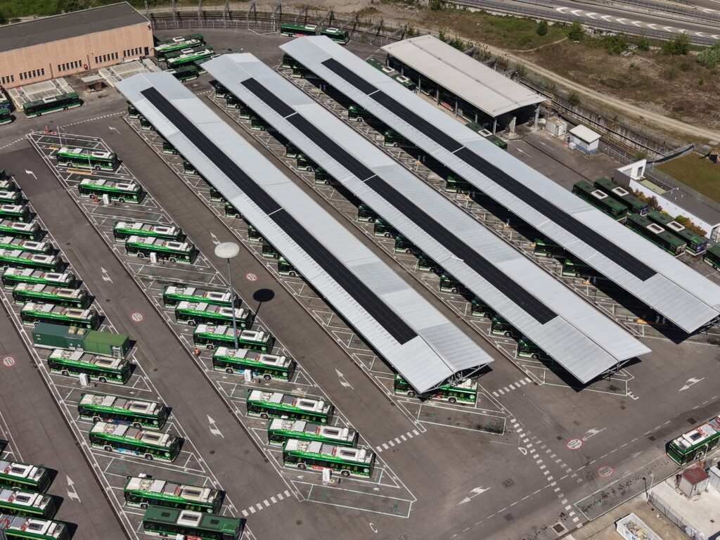 Charging an electric fleet with limited grid capacity